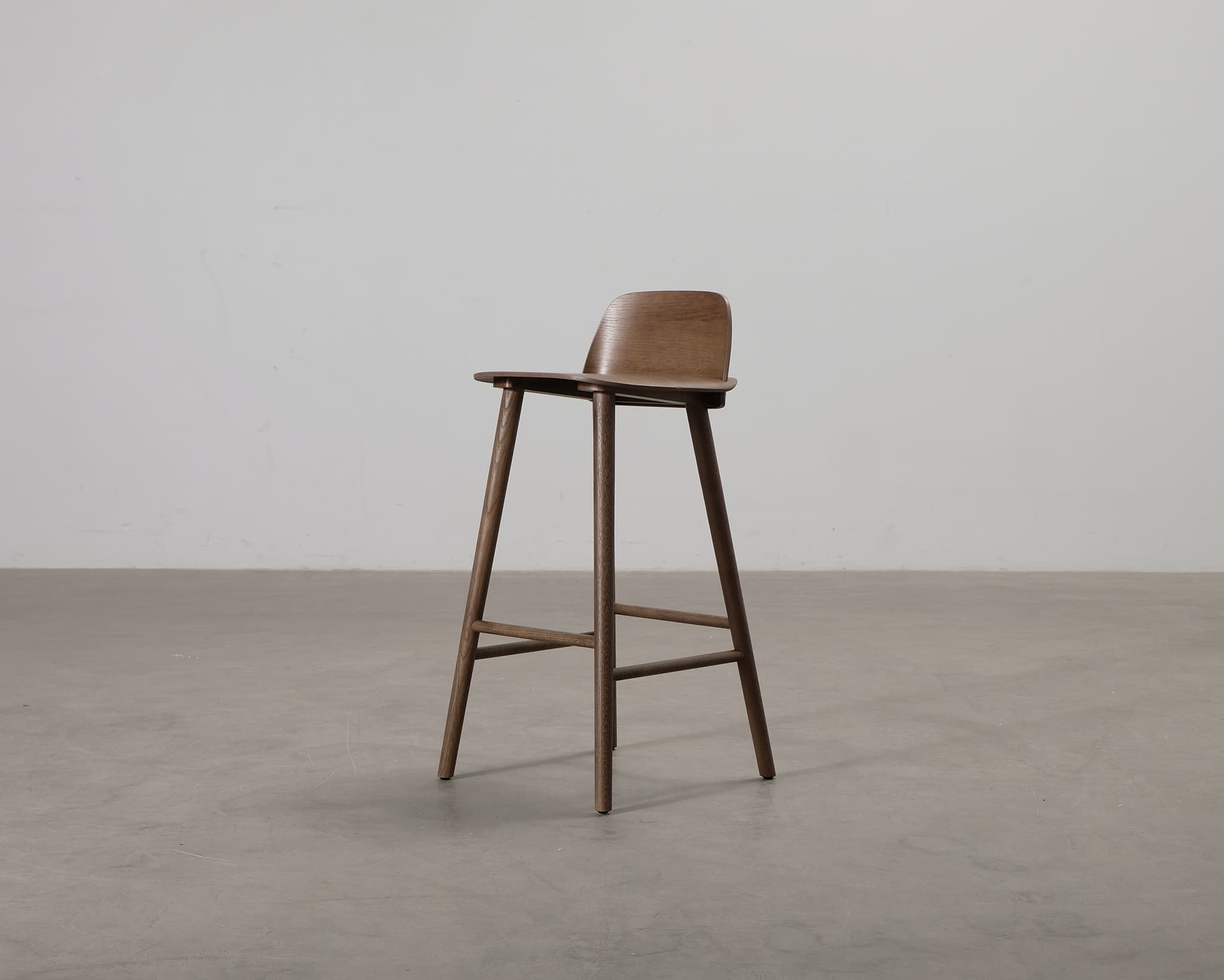 Muuto Nerd barstol 75 cm dark stained oak