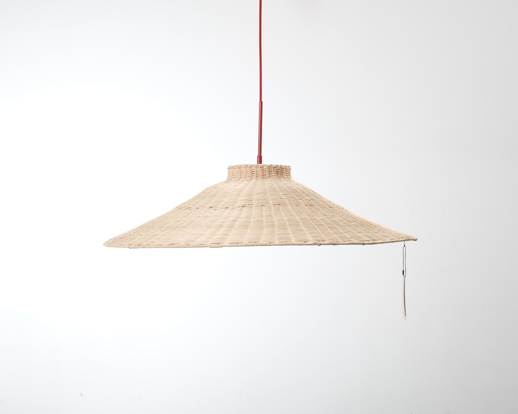 Hübsch Chand Trapeze pendellampa röd / natural