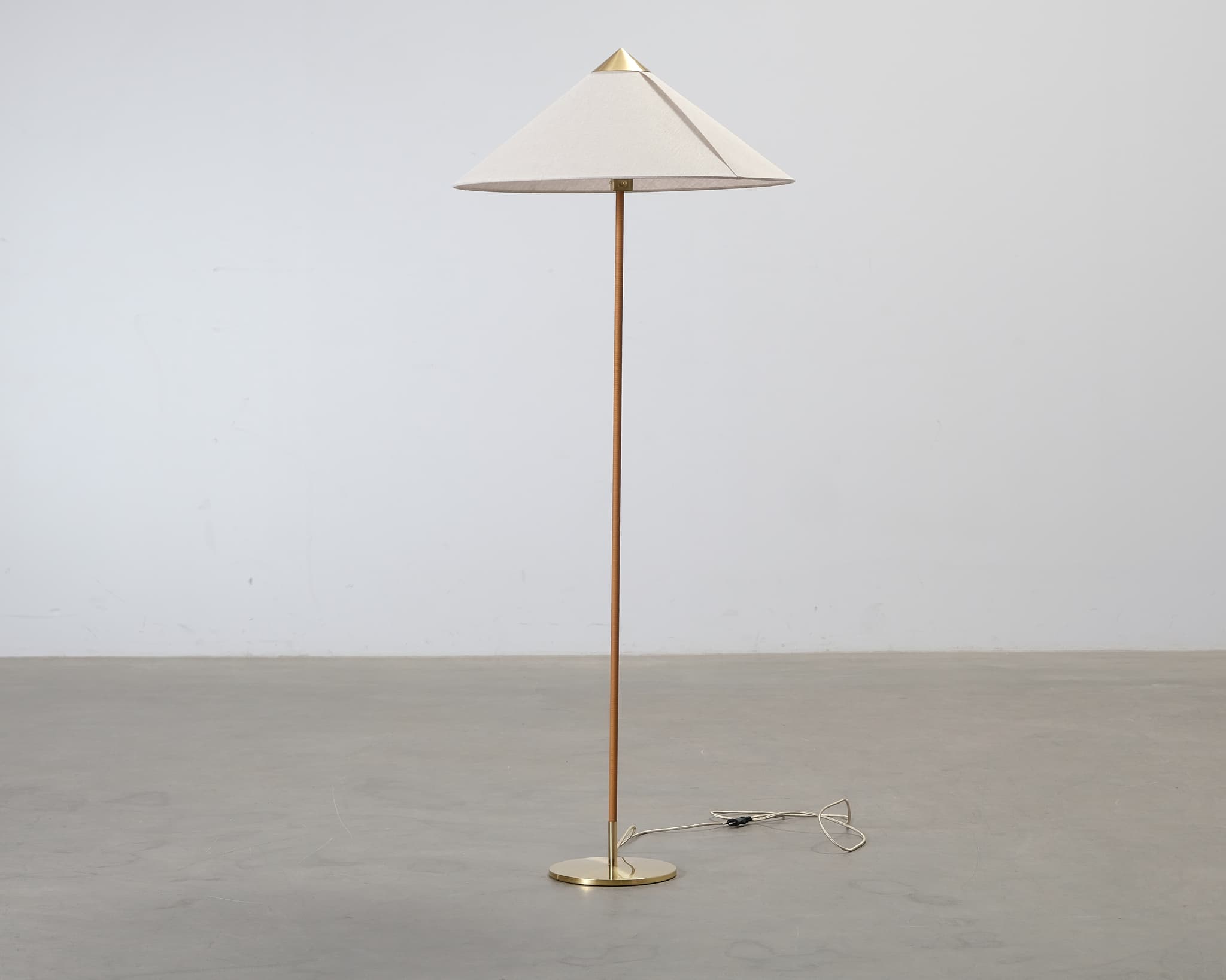GUBI Tynell 9602 golvlampa canvas / mässing