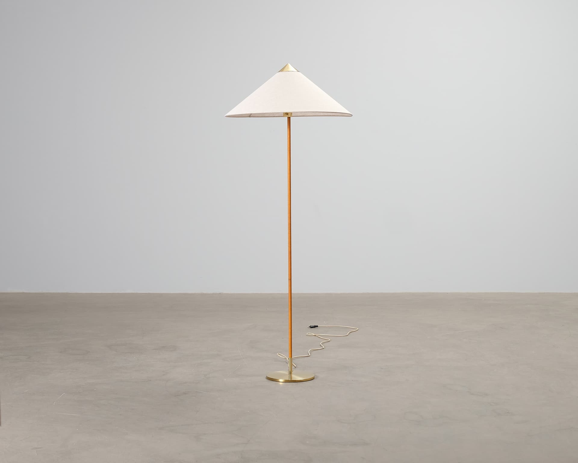 GUBI Tynell 9602 golvlampa canvas / mässing