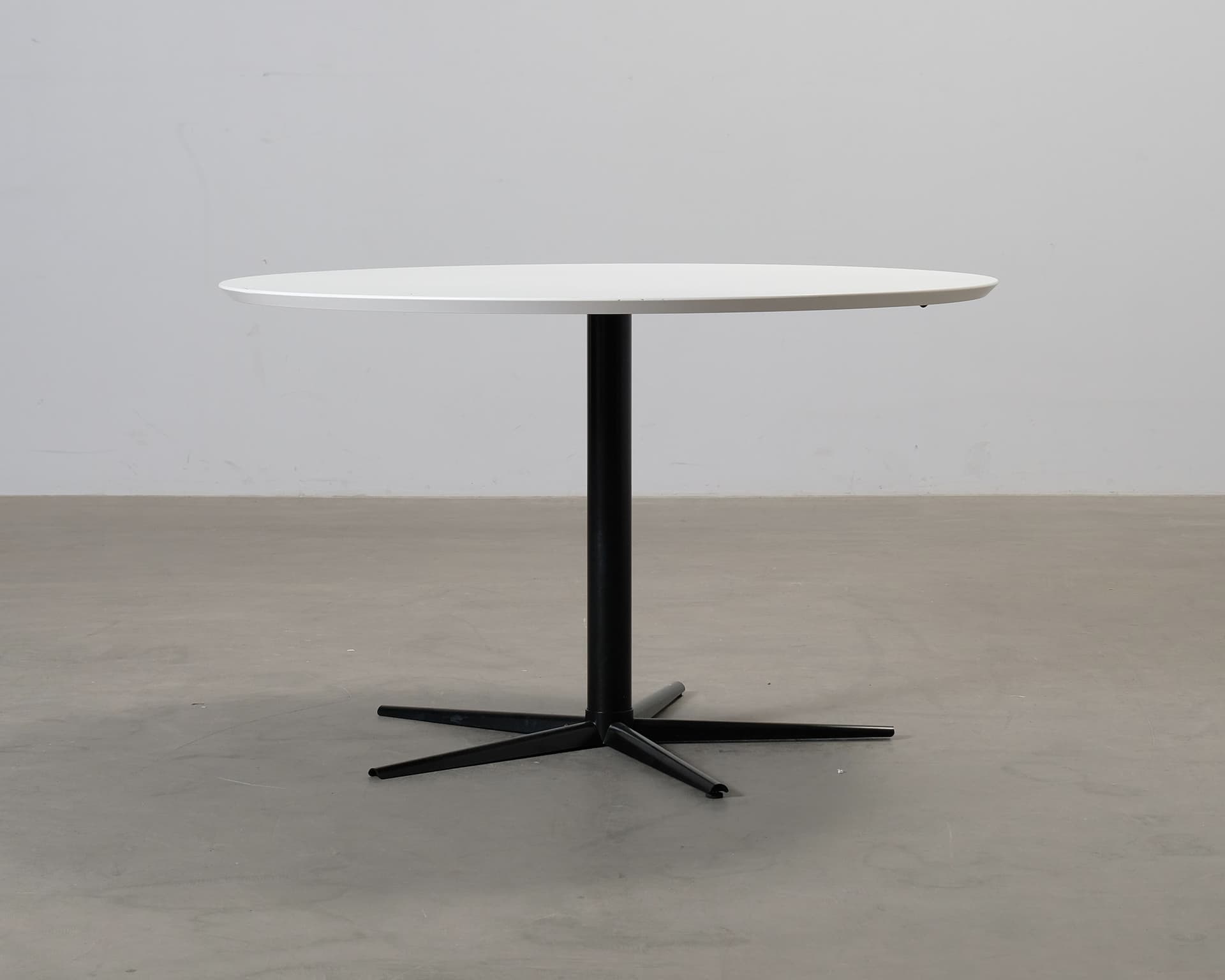 Sofacompany Allie matbord ø 120 cm vit / svart