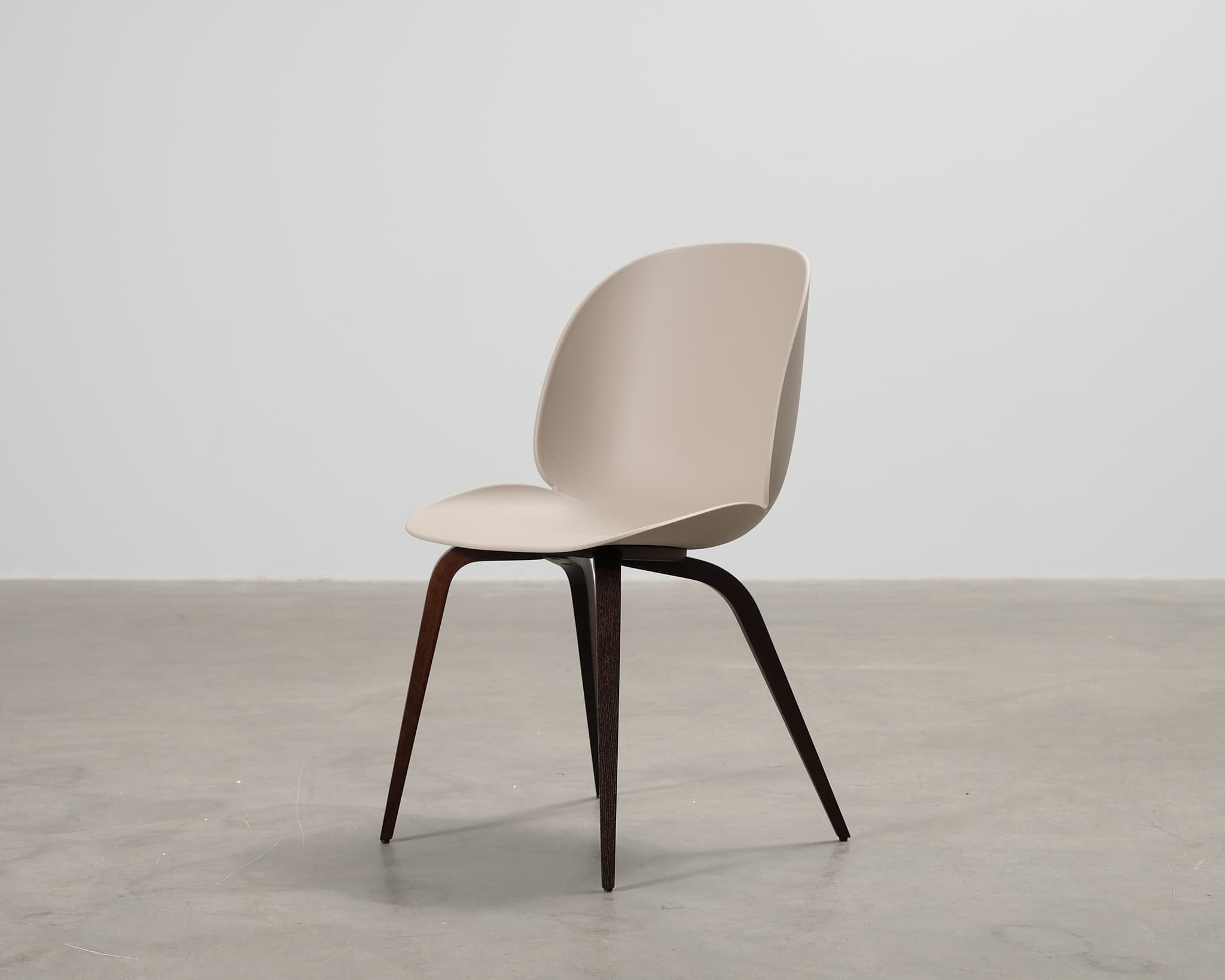 GUBI Beetle-stol beige / rökt ek