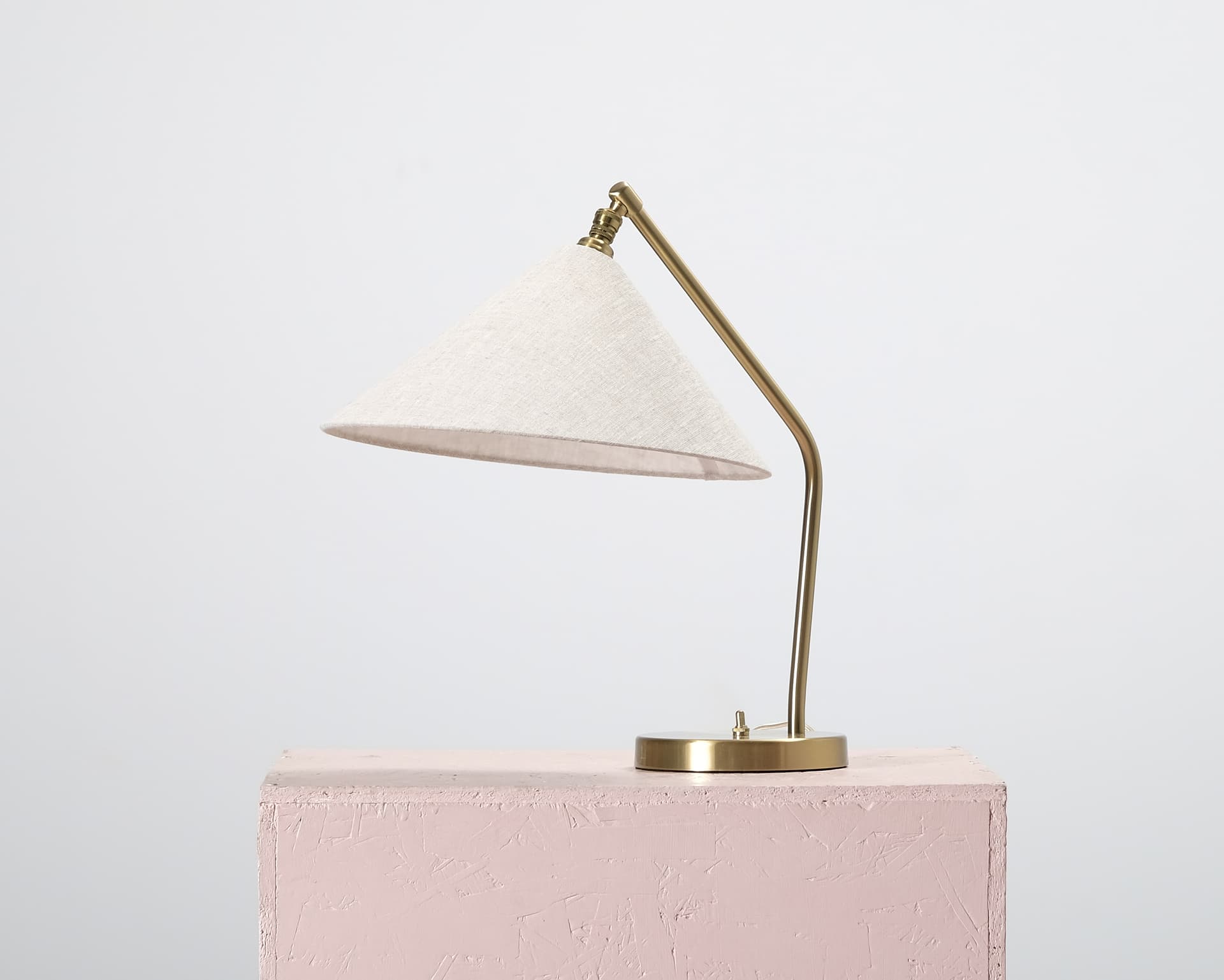 GUBI Grässhoppa bordslampa mässing / canvas