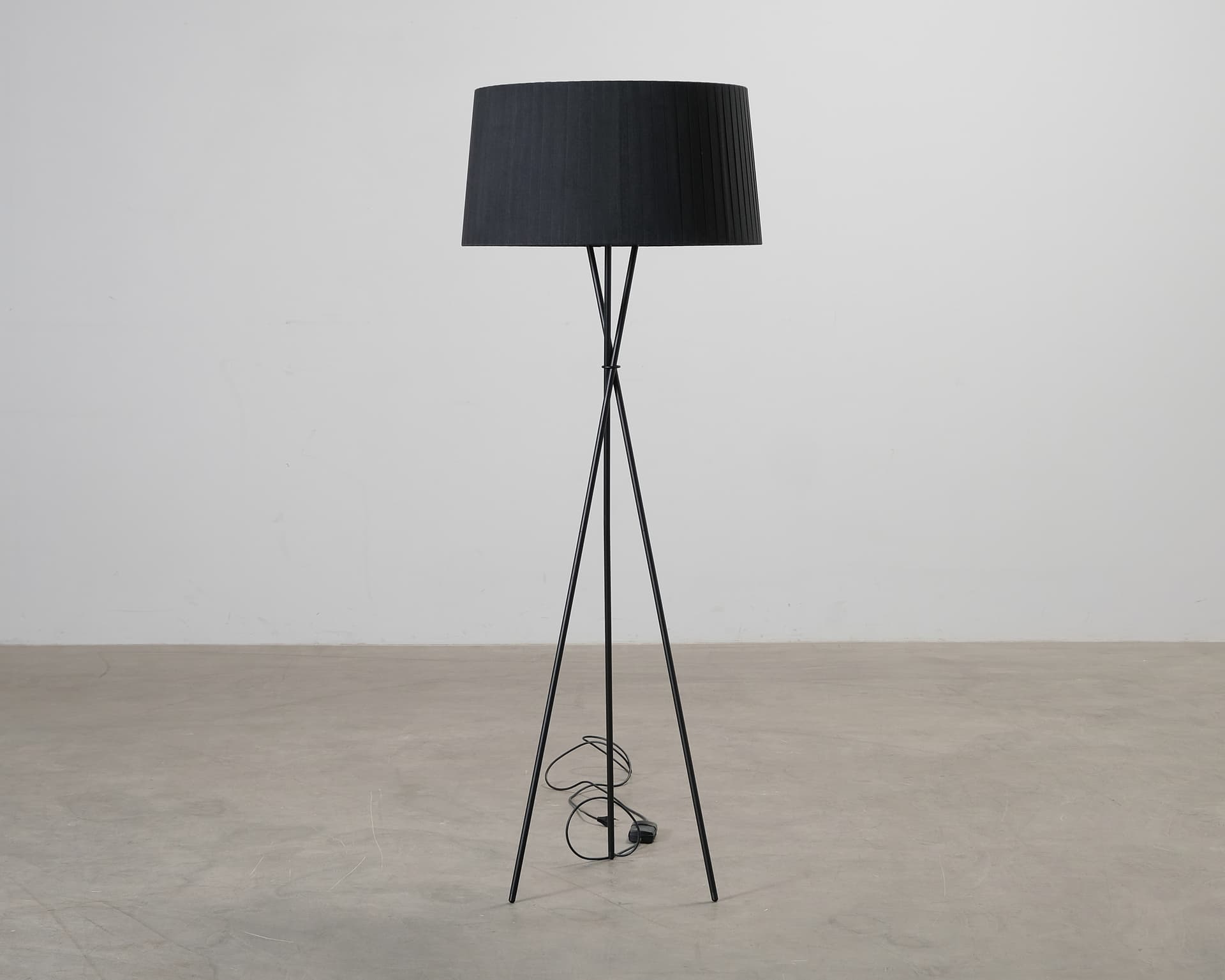 Stant & Cole Tripode G5 golvlampa svart