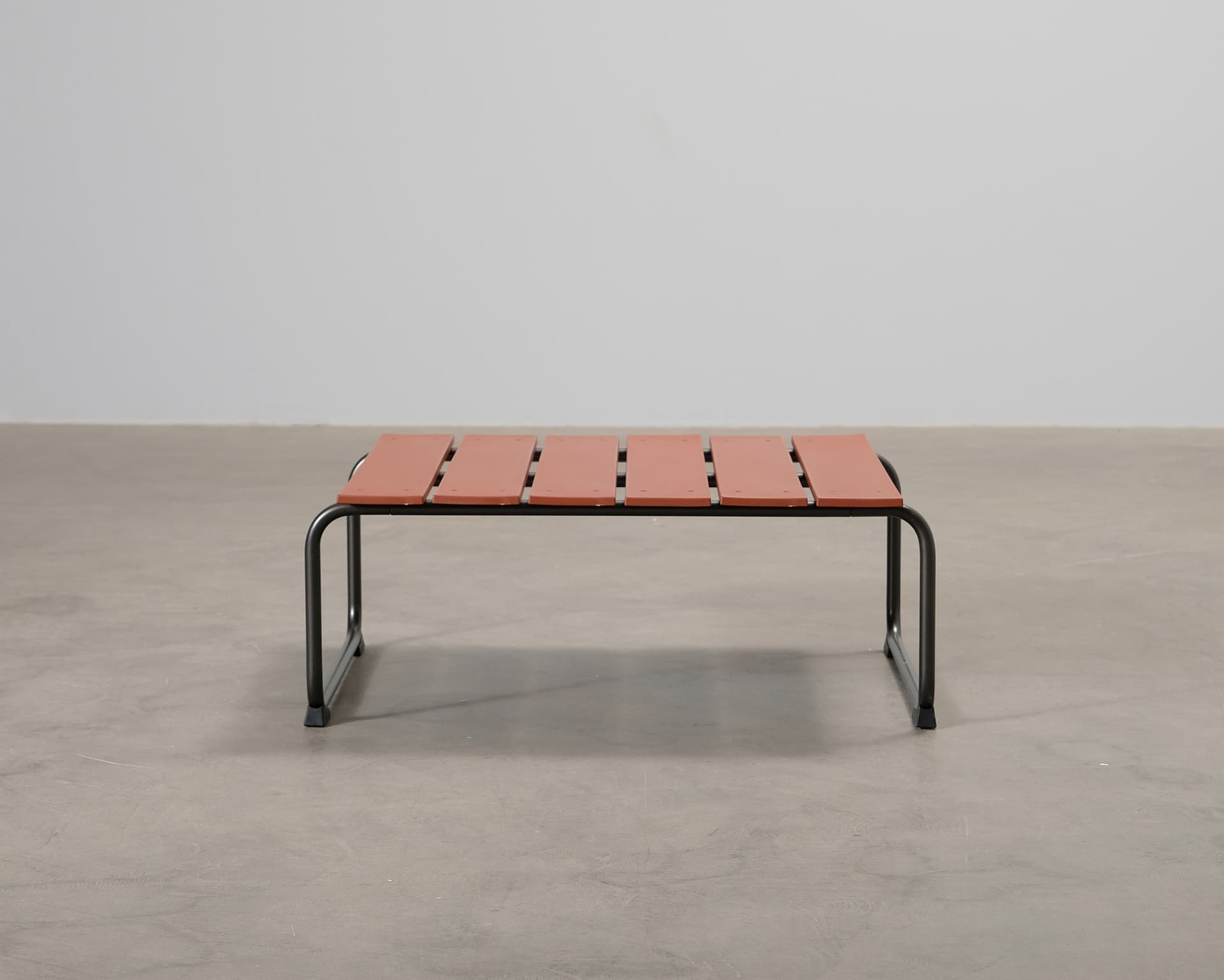 Mater Ocean lounge bord Burnt Red