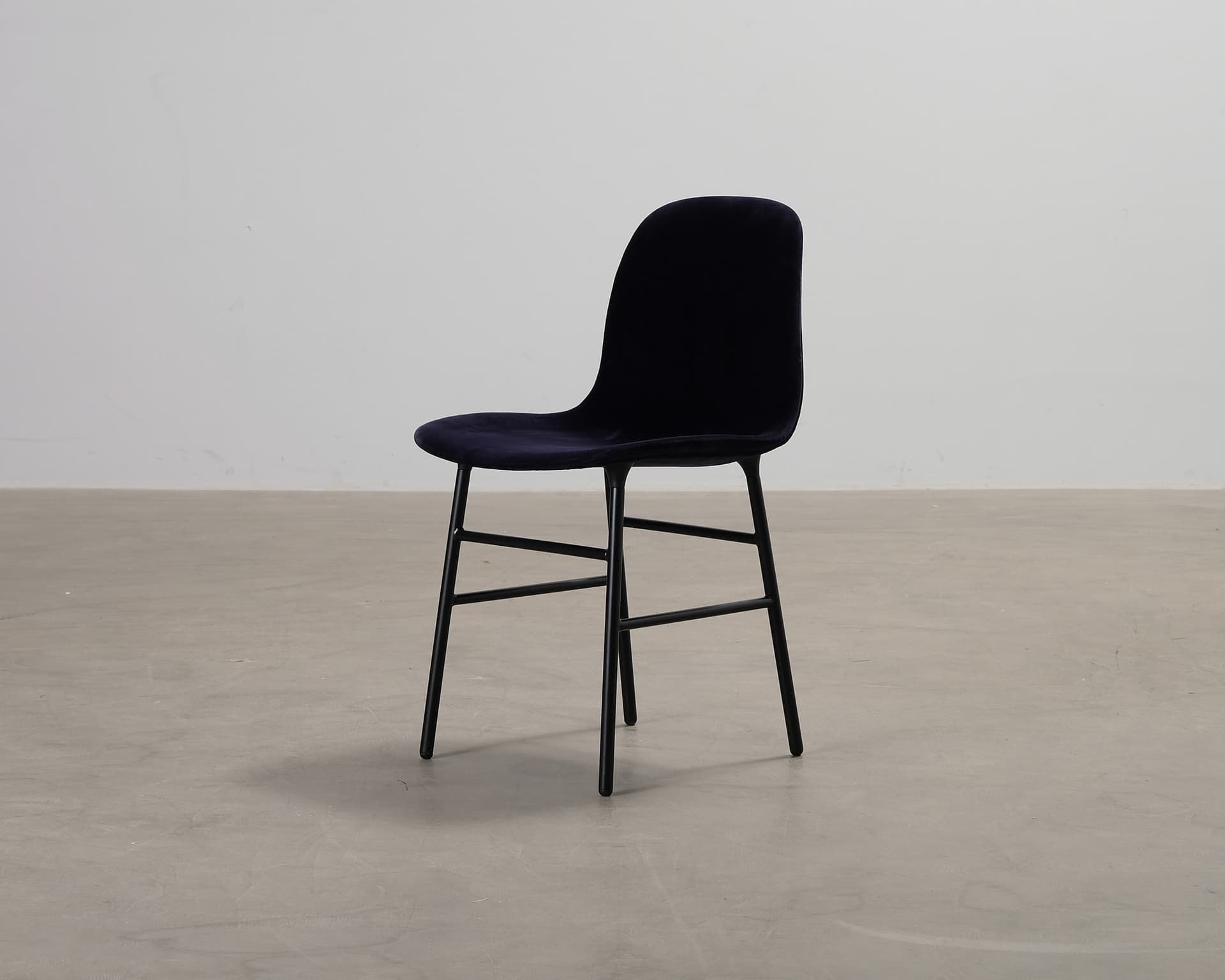 Normann Copenhagen Form stol mörkblå sammet