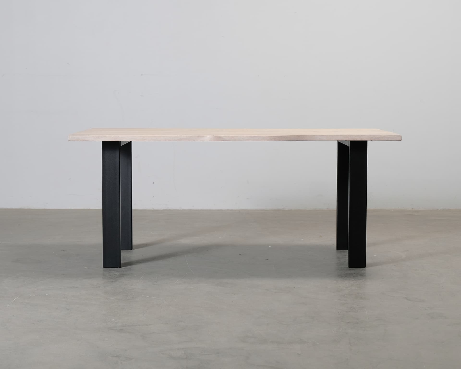 Matbord med asymmetrisk bordsskiva