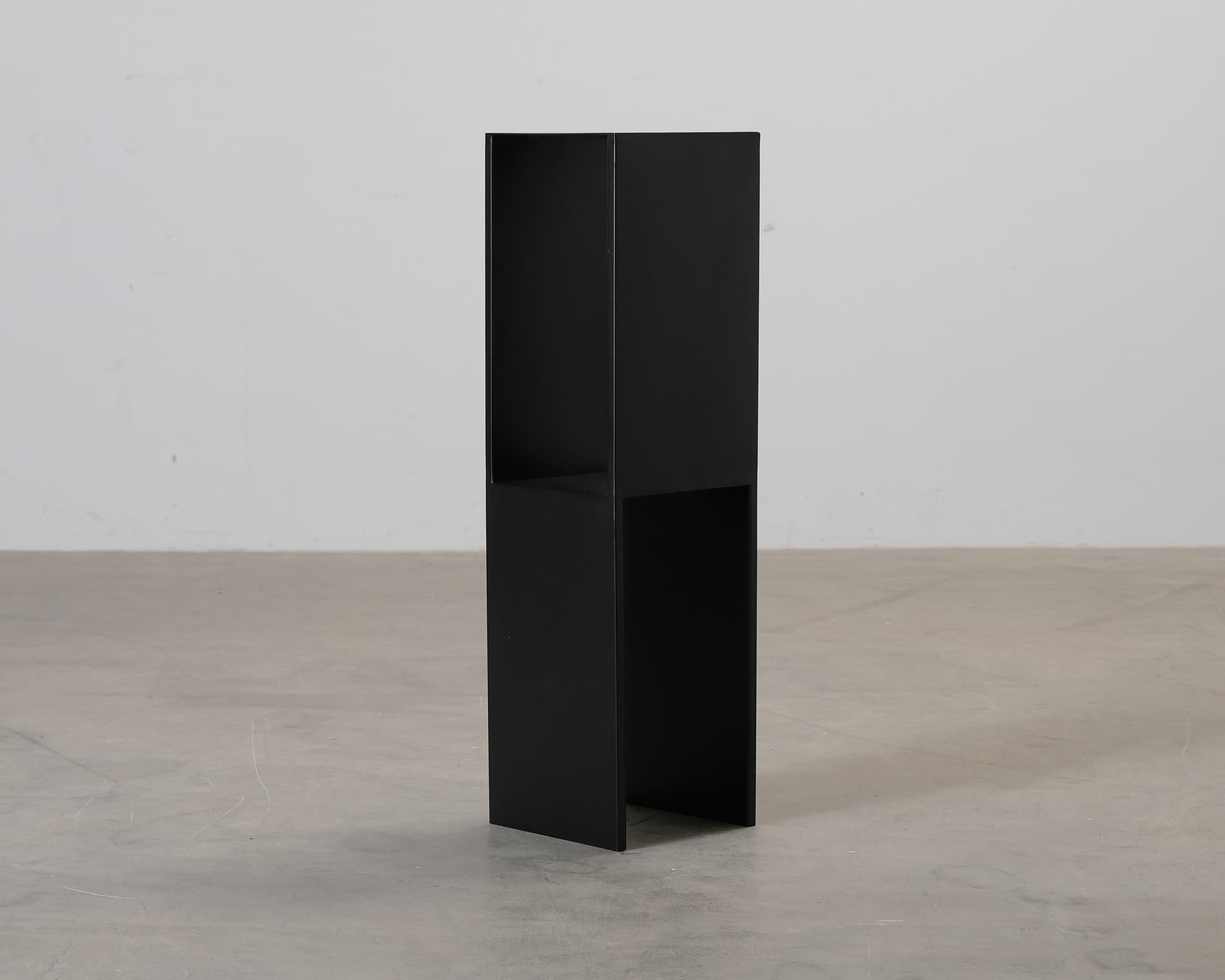 Kristina Dam Studio Pedestal sidobord svart