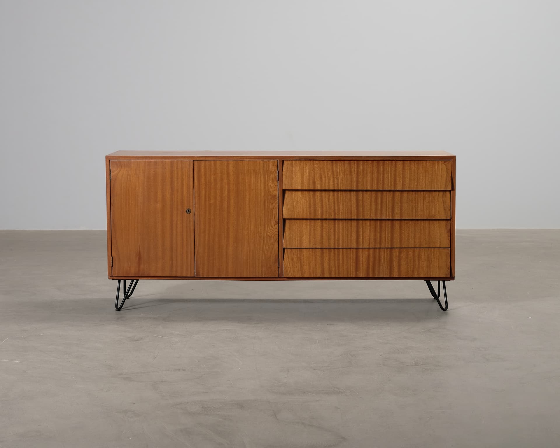 Vintage sideboard i teak med metallben