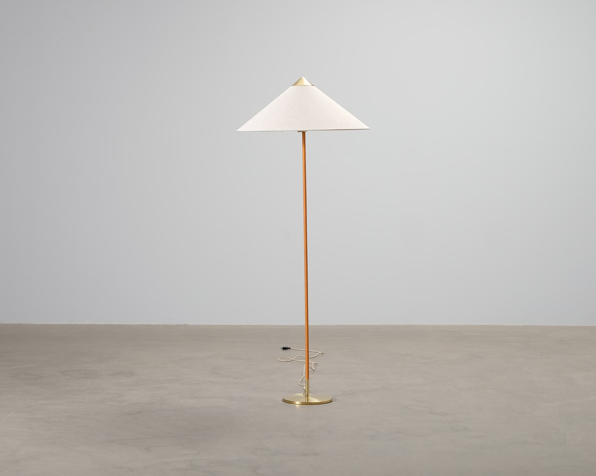 GUBI Tynell 9602 golvlampa canvas / mässing