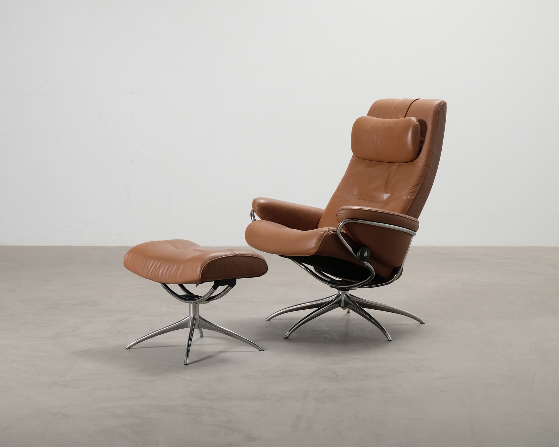 Stressless reclinerfåtölj med fotpall brunt läder