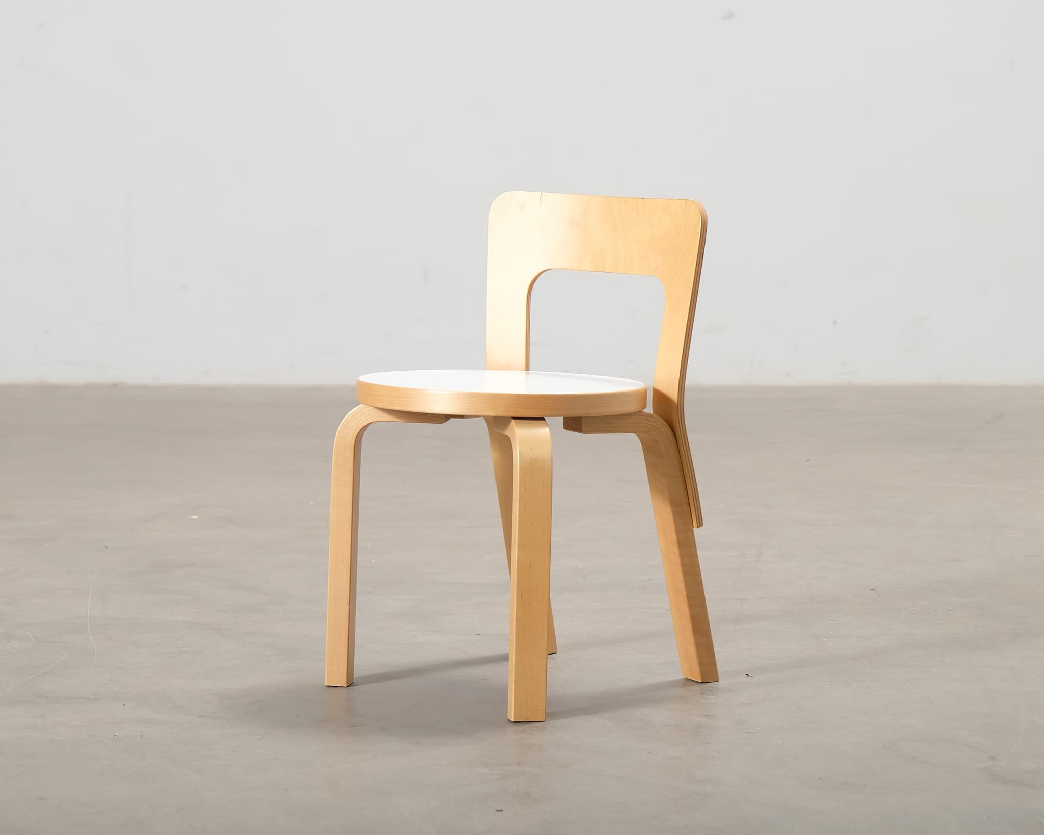 Artek N65 barnstol björk / vit laminat
