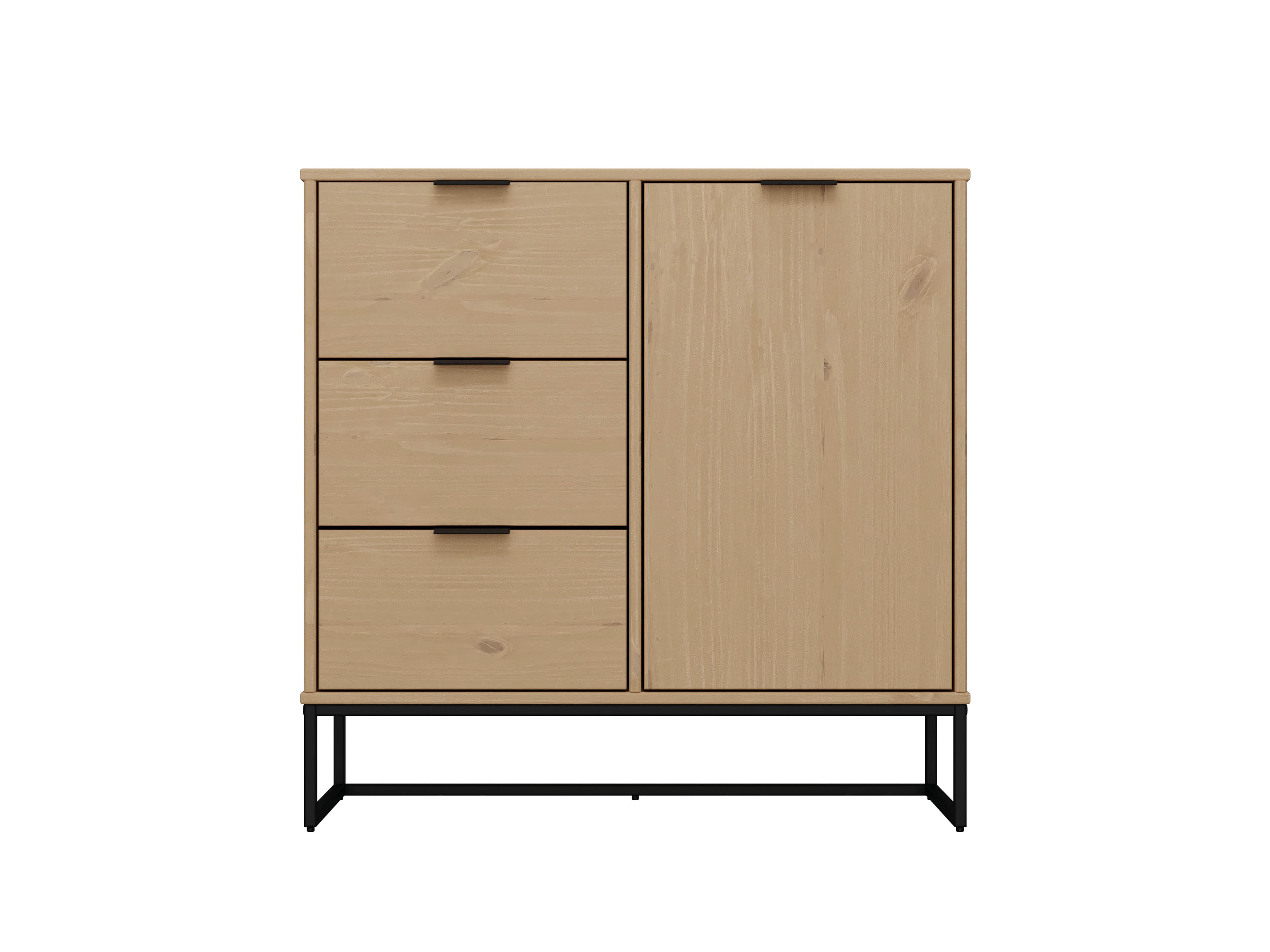 NORDIC LIVING COLLECTION Modern byrå tillverkad av massiv furu, lackerad i Oak Colori. Stabilt stativ tack vare svart metallram, högkvalitativa svarta metallhandtag, gott om förvaringsutrymme med 3 lådor, 1 dörr med hyllplan.
