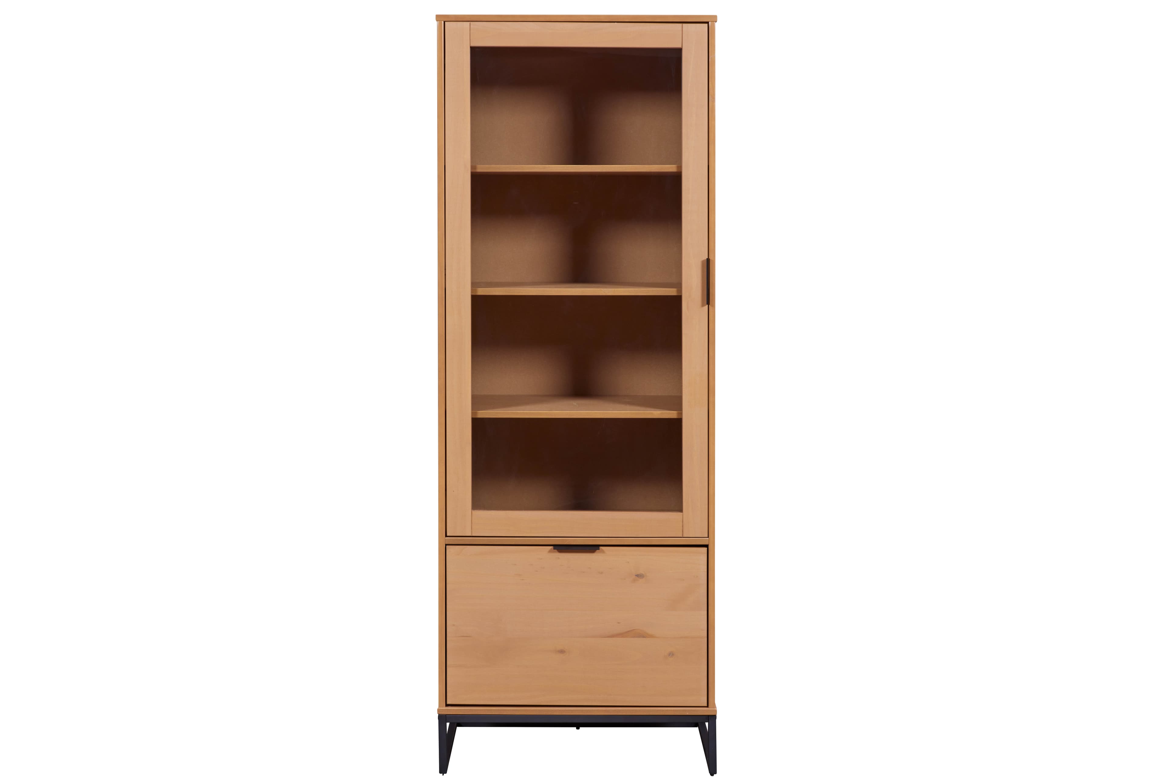 NORDIC LIVING COLLECTION Modernt väggskåp i massiv furu, lackerat i Oak Colori. Stabil bas tack vare svart metallram, högkvalitativa svarta metallhandtag, gott om förvaringsutrymme med en låda. Tre hyllplan och en dörr med glasinsats.