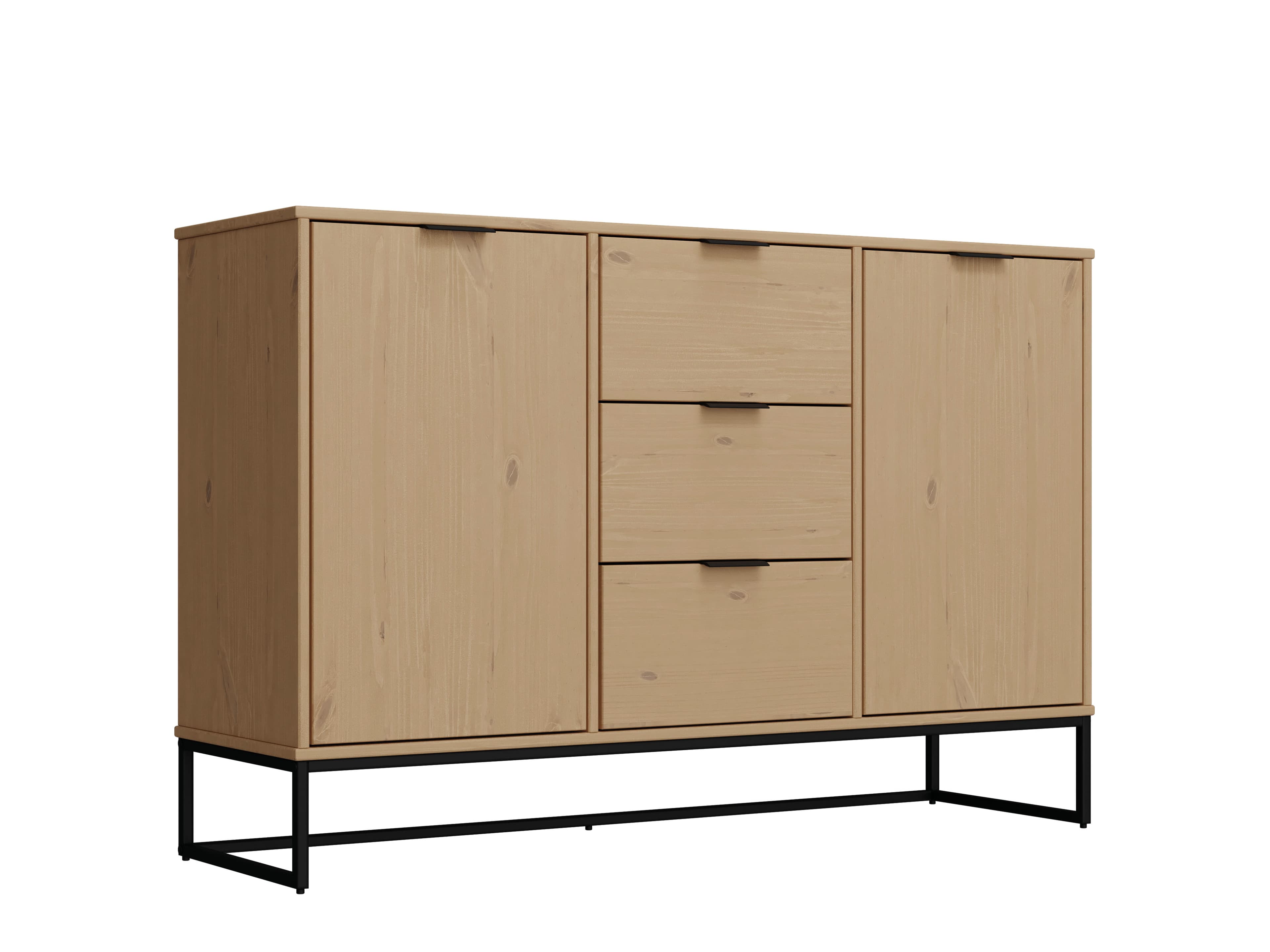 NORDIC LIVING COLLECTION Modern byrå tillverkad av massiv furu, lackerad i Oak Colori. Stabilt stativ tack vare svart metallram, högkvalitativa svarta metallhandtag, gott om förvaringsutrymme med 3 lådor, 2 dörrar med en hylla inuti.