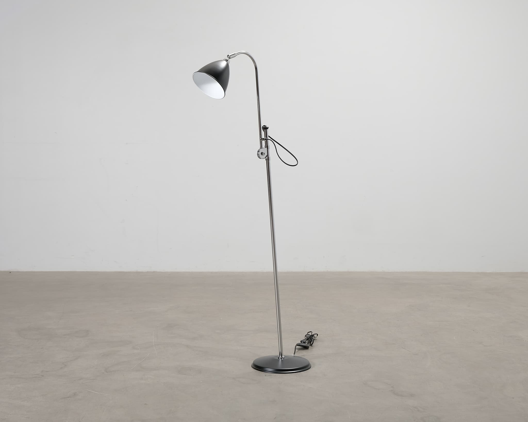 GUBI Bestlite BL3S golvlampa svart / krom