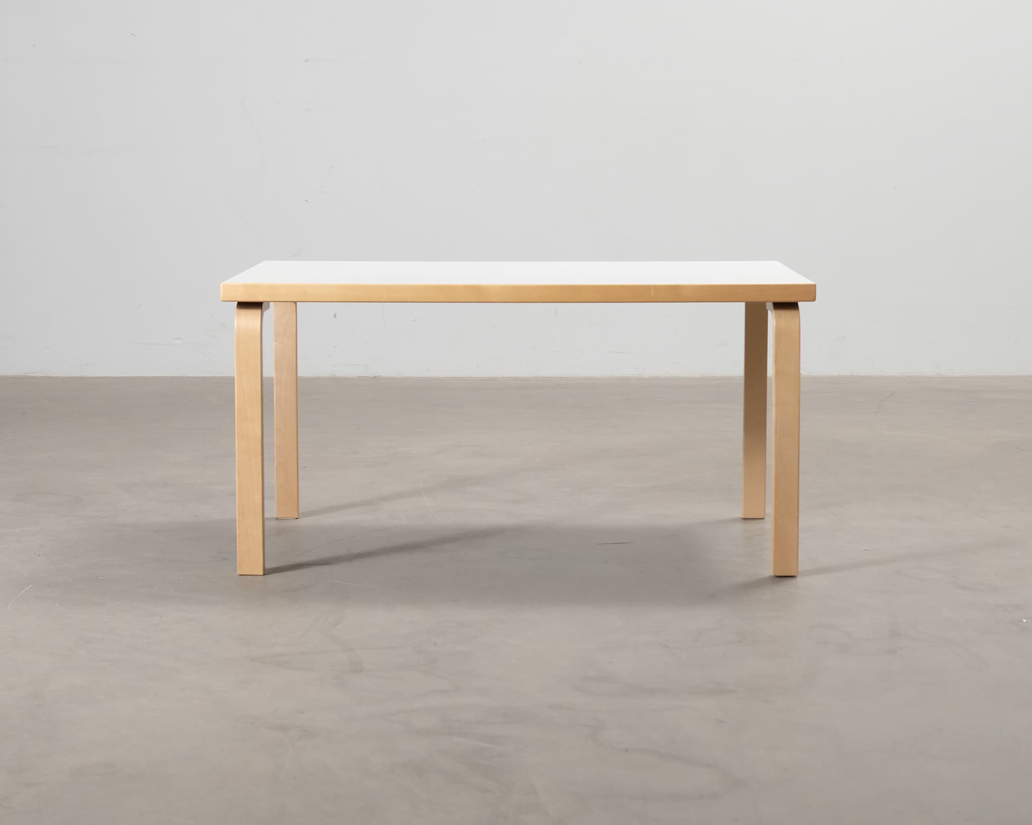 Artek 81B barnbord björk / vit laminat