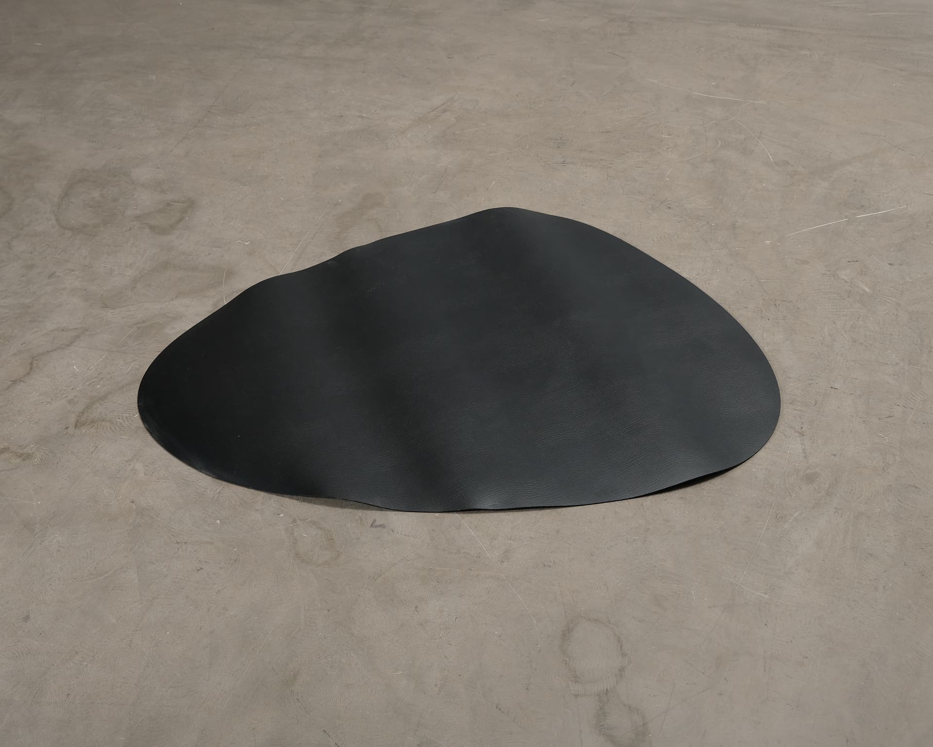 Lind DNA Curve lädermatta 115 × 135 cm svart