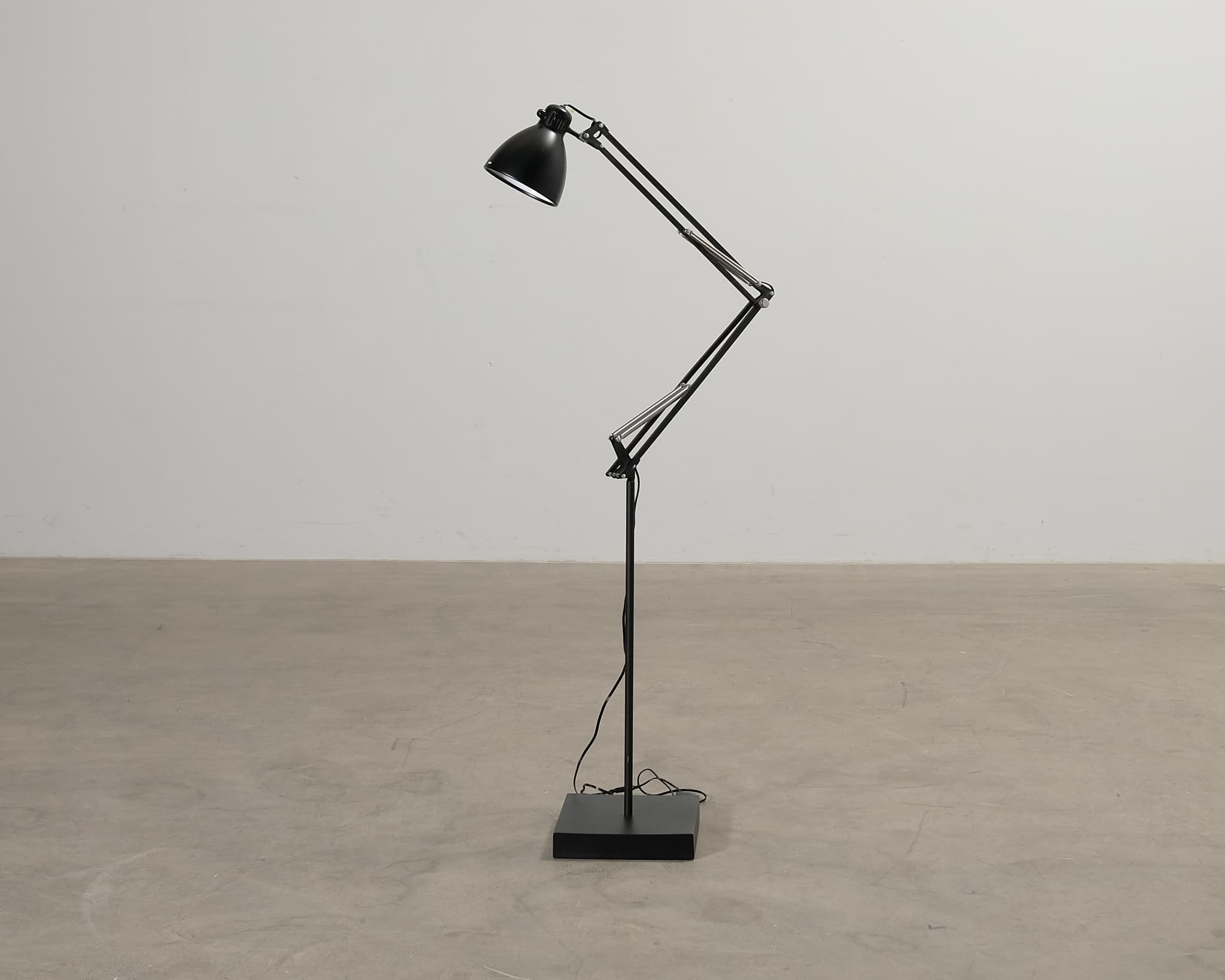 Luxo L1 golvlampa svart