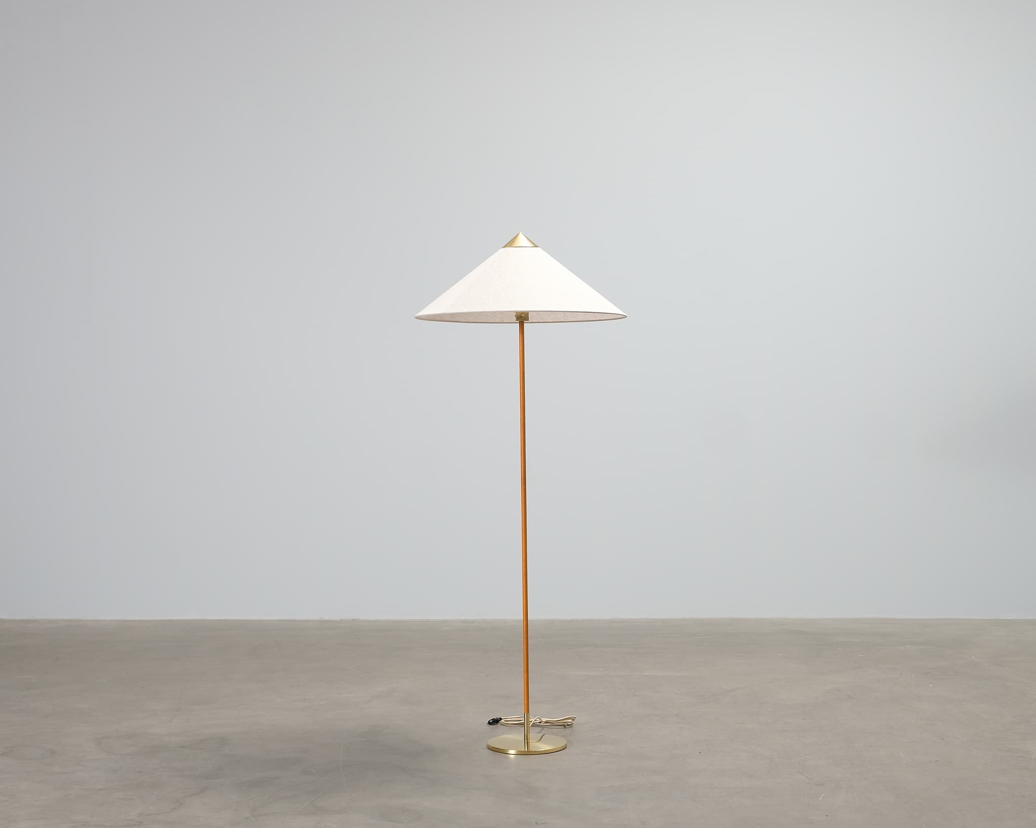 GUBI Tynell 9602 golvlampa canvas / mässing